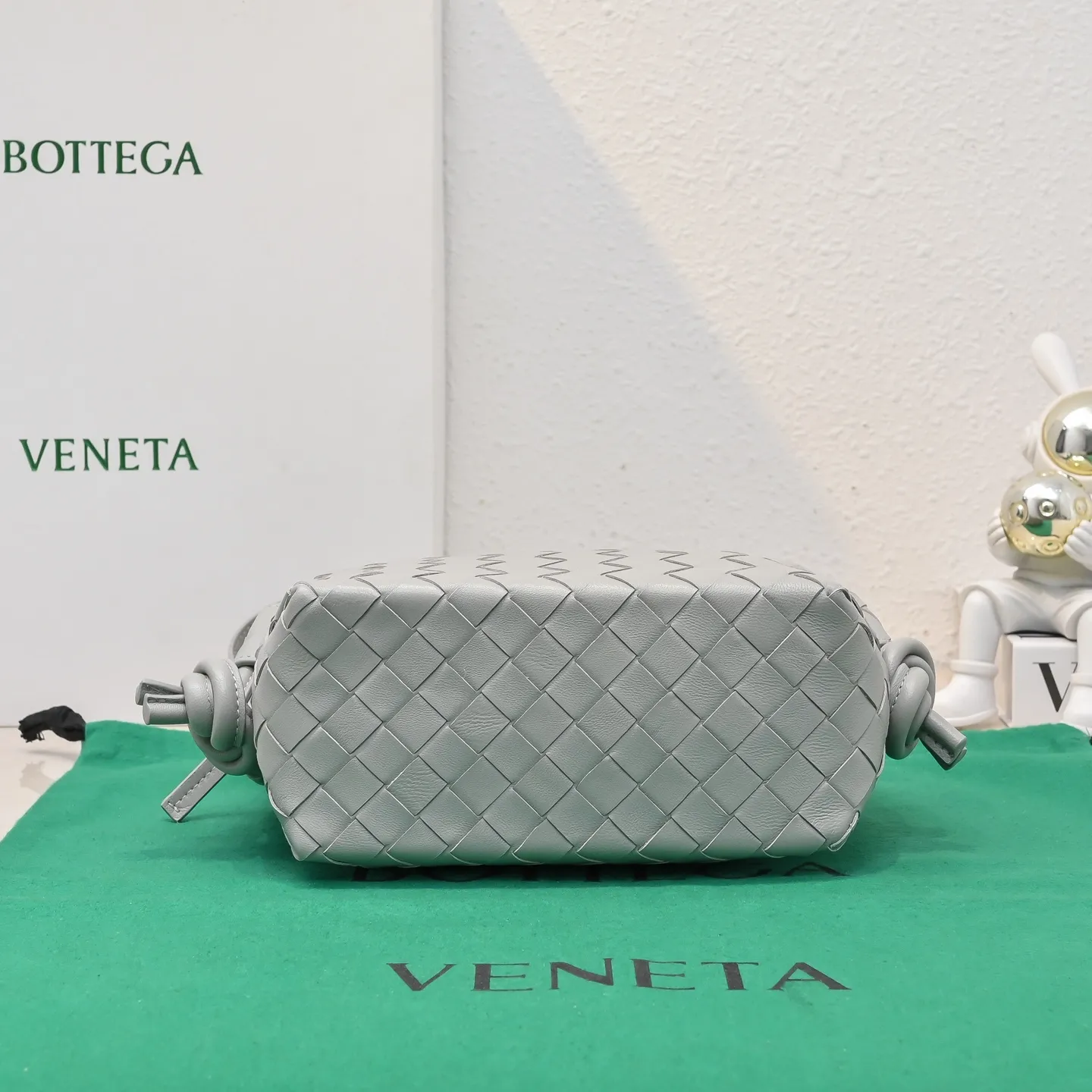 Batch 1360 BOTTEGA VENETA new loop is here! ! Many girls who like BV have owned the Loop bag. It has a simple appearance, classic weaving, and a compact and lightweight bag shape. This innovation continues the "camera bag" shape. Unlike the traditional Loop bag, which can only be worn as a crossbody bag, this innovation It can be carried by hand or cross-body, satisfying both the concave shape and daily needs. The oversized buckle can be folded and used as a handle. The sultry heat in summer ☀️ usually reduces people's desires. Having a lightweight bag will greatly enhance the happiness of traveling🫧 Style number: 6615 Size: 19*12*9cm